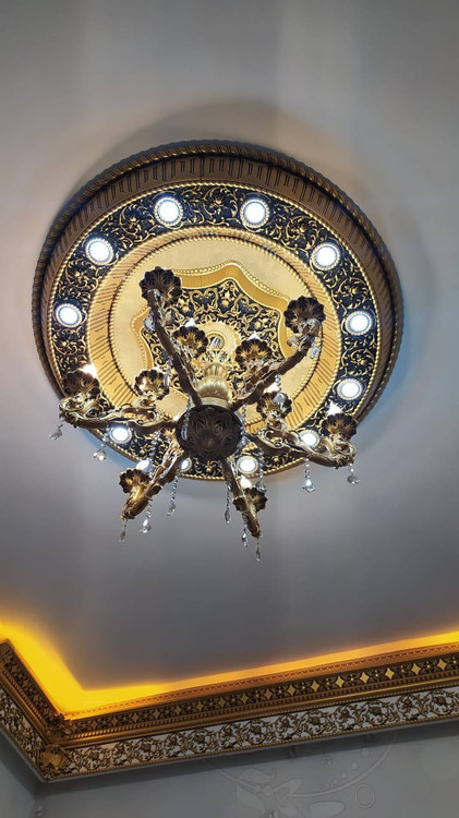 خرید قیمت قیمت گل سقفی دور لوستری زیر لوستری دایره هالوژن دار پی وی سی قابل شستشو سپاهان سقف سبک طلایی قیمت مناسب