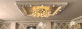 گل سقفی دورلوستری مستطیل هالوژن دار نورا پی وی سی 110 در 150 سانتی سپاهان سقف سفید طلایی جایگزین گچ و کناف