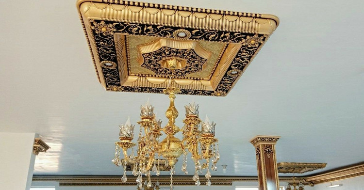 گل سقفی دورلوستری مربع هالوژن دار نورا پی وی سی 110 سانتی سپاهان سقف طلایی مشکی نصب آسان سبک