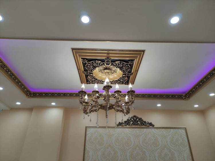 خرید گل سقفی زیر لوستری تزیین سقف مربع 60 سانتی تارا پی وی سی ضدآب طلایی مشکی سبک
