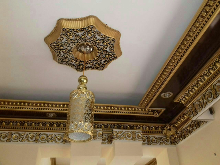 گل سقفی دورلوستری زیرلوستری تزیین سقف مدل هشت ضلعی پی وی سی سپاهان سقف سفید طلایی