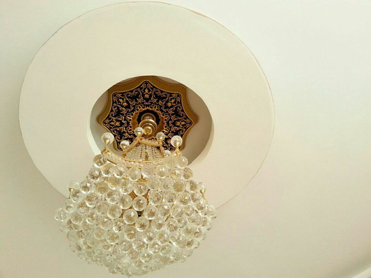 گل سقفی دورلوستری زیرلوستری تزیین سقف مدل هشت ضلعی پی وی سی سپاهان سقف طلایی براق