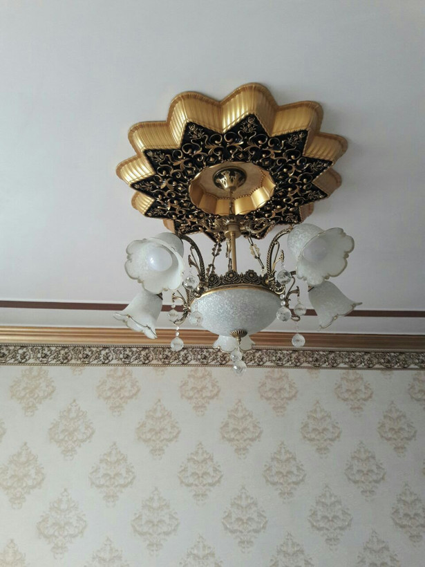 گل سقفی دورلوستری زیرلوستری تزیین سقف مدل خورشیدی پی وی سی سپاهان سقف طلایی مشکی