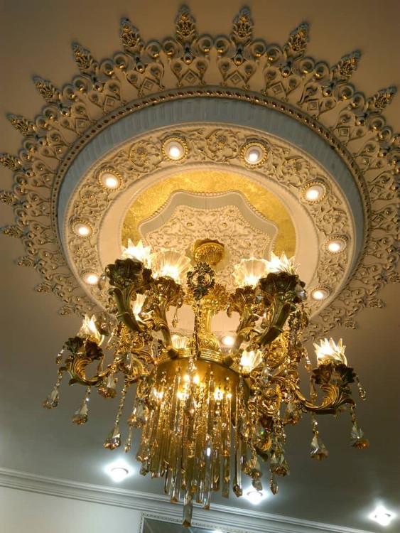 قیمت قیمت گل سقفی دور لوستری زیر لوستری دایره هالوژن دار پی وی سی قابل شستشو سپاهان سقف سبک سفید طلایی لاکچری نصب آسان