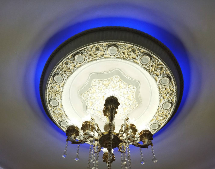 قیمت قیمت گل سقفی دور لوستری زیر لوستری دایره هالوژن دار پی وی سی قابل شستشو سپاهان سقف سبک سفید طلایی برای پذیرایی