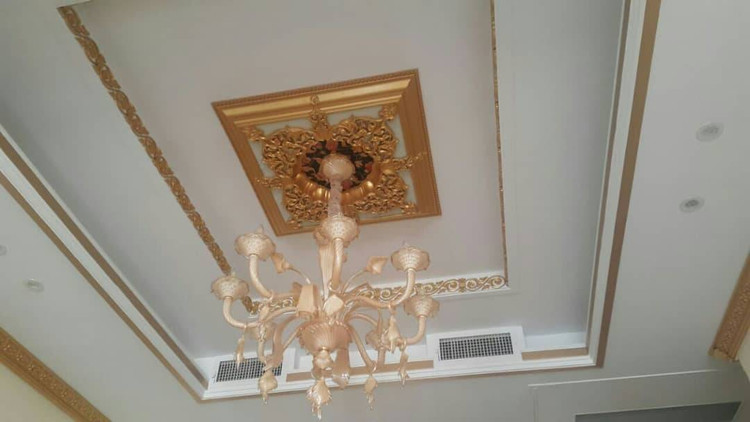 نصب گل سقفی زیر لوستری تزیین سقف مربع 60 سانتی تارا پی وی سی ضدآب طلایی