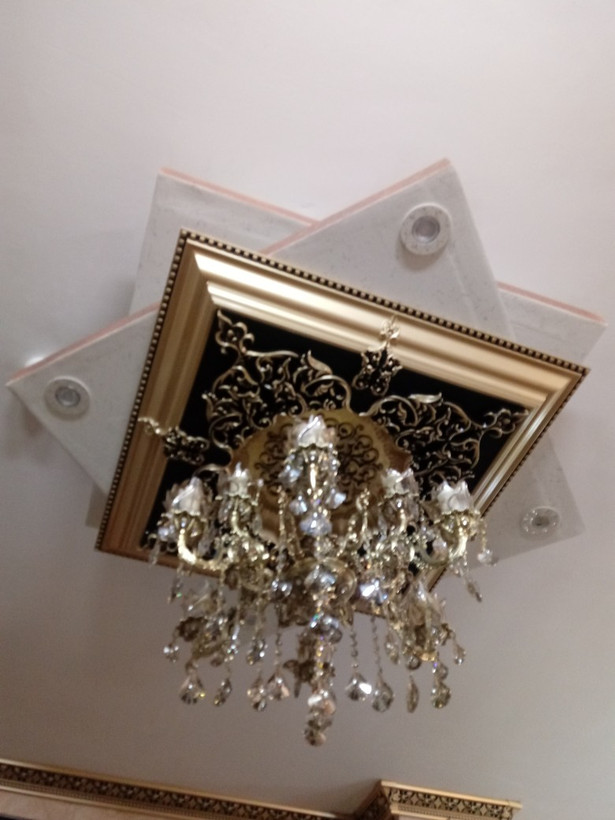 گل سقفی دور لوستری زیر لوستری پی وی سی مربع 60 * 60 سانتی سپاهان سقف مدل تارا کد (374)
