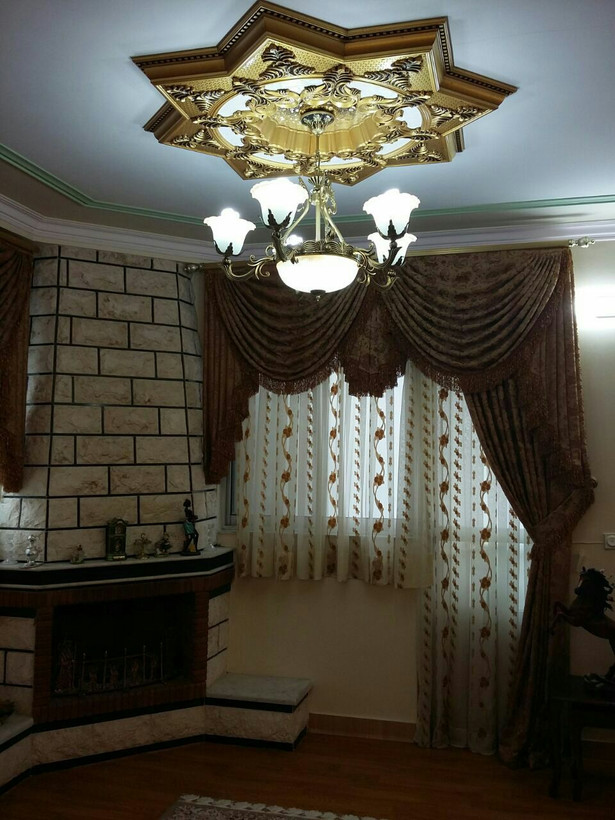 خرید قیمت گل سقفی زیر لوستری تزیین سقف مربع 95 سانتی ستاره ایی تارا پی وی سی ضدآب طلایی مشکی سبک