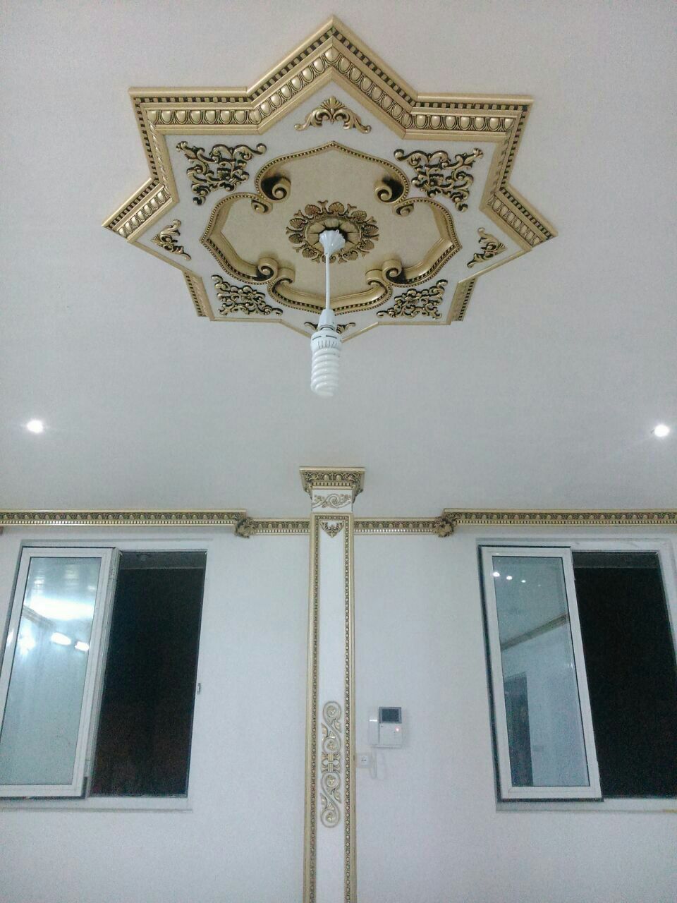 قیمت گل سقفی زیر لوستری تزیین سقف مربع 95 سانتی  ستاره ایی تارا پی وی سی ضدآب طلایی مشکی سبک
