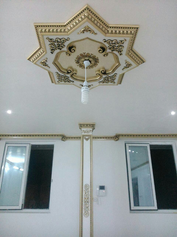 قیمت گل سقفی زیر لوستری تزیین سقف مربع 95 سانتی ستاره ایی تارا پی وی سی ضدآب طلایی مشکی سبک