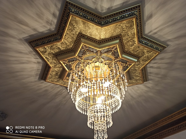 خرید قیمت گل سقفی زیر لوستری تزیین سقف مربع 140 سانتی ستاره ایی تارا پی وی سی ضدآب طلایی