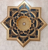 قیمت گل سقفی زیر لوستری تزیین سقف مربع 140 سانتی ستاره ایی تارا پی وی سی ضدآب طلایی مشکی سبک