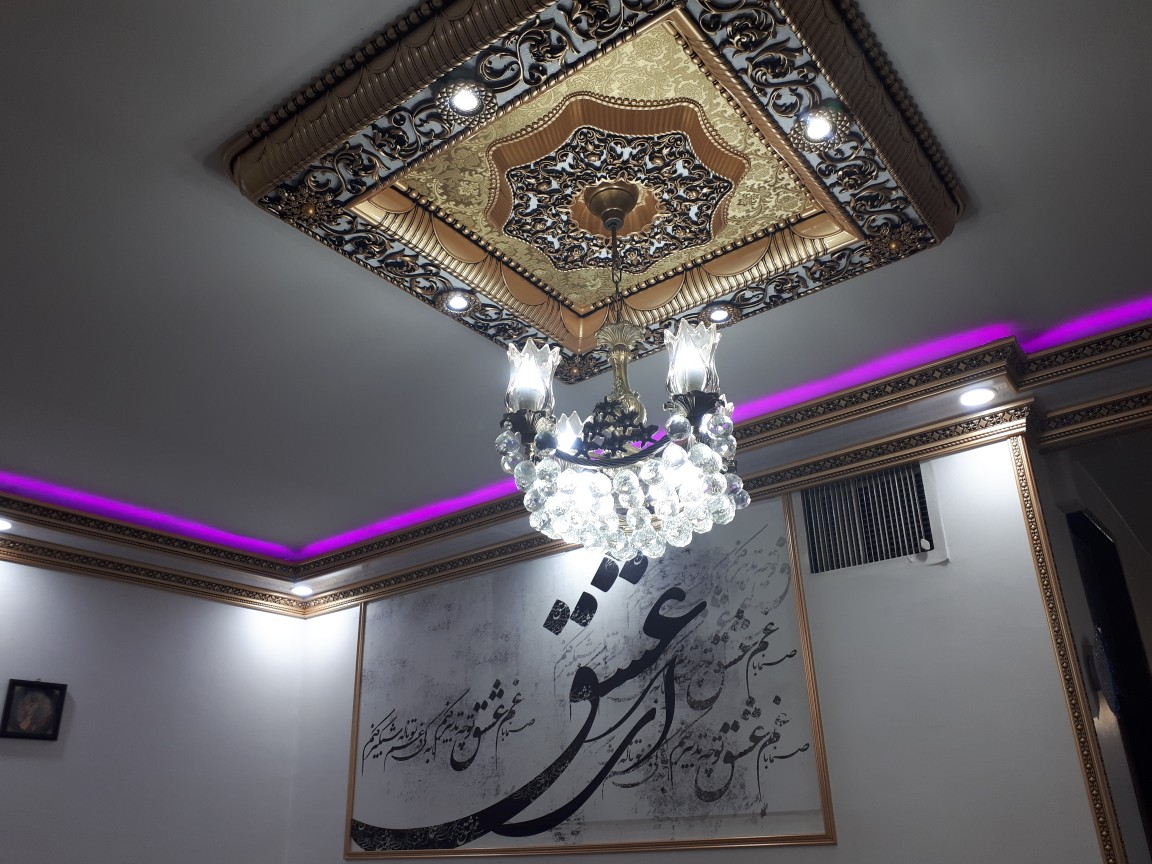 گل سقفی دورلوستری مربع هالوژن دار نورا پی وی سی 110 سانتی سپاهان سقف طلایی مشکی جایگزین گچ . کناف