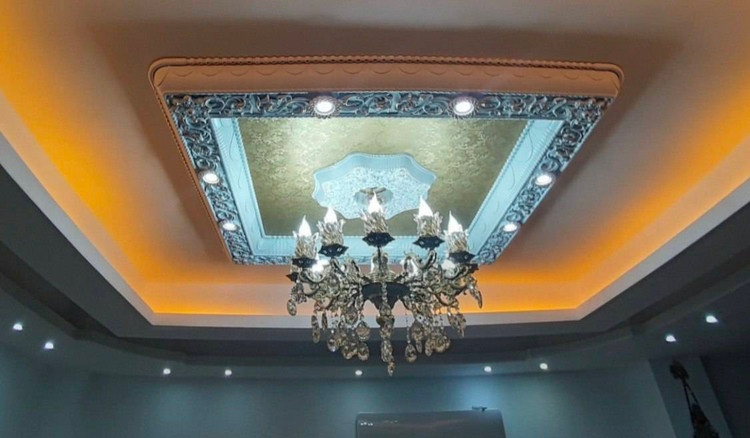 قیمت گل سقفی دورلوستری مربع هالوژن دار نورا پی وی سی 150سانتی سپاهان سقف سفید طلایی