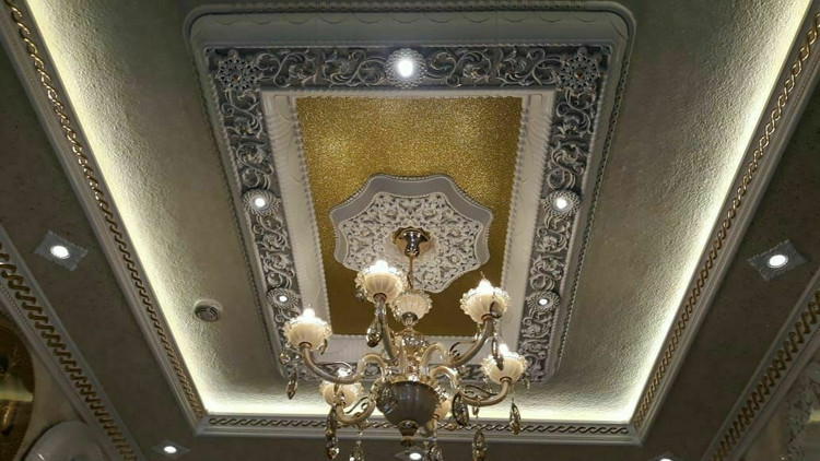 تزیین سقف گل سقفی دورلوستری مستطیل هالوژن دار نورا سبک ضد آب پی وی سی 110 در 150 سانتی سپاهان سقف سفید طلایی