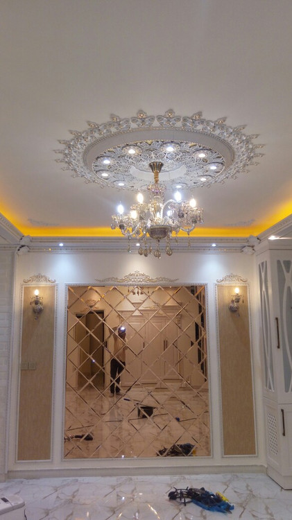 خرید قیمت گل سقفی دور لوستری زیر لوستری دایره ترنج هالوژن دار پی وی سی قابل شستشو سپاهان سقف سبک نصب آسان سفید طلایی