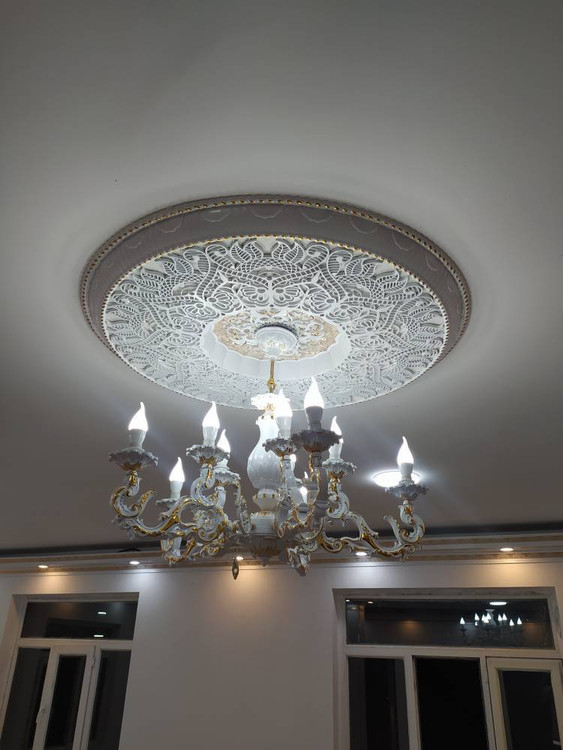 خرید قیمت گل سقفی دور لوستری زیر لوستری دایره دایره ترنج 106 پی وی سی قابل شستشو سپاهان سقف سبک سفید طلایی قیمت مناسب