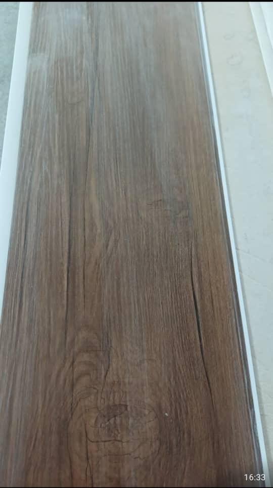 قیمت دیوارپوش پی وی سی 20 در 6 متر طرح چوب تیره روکش دار