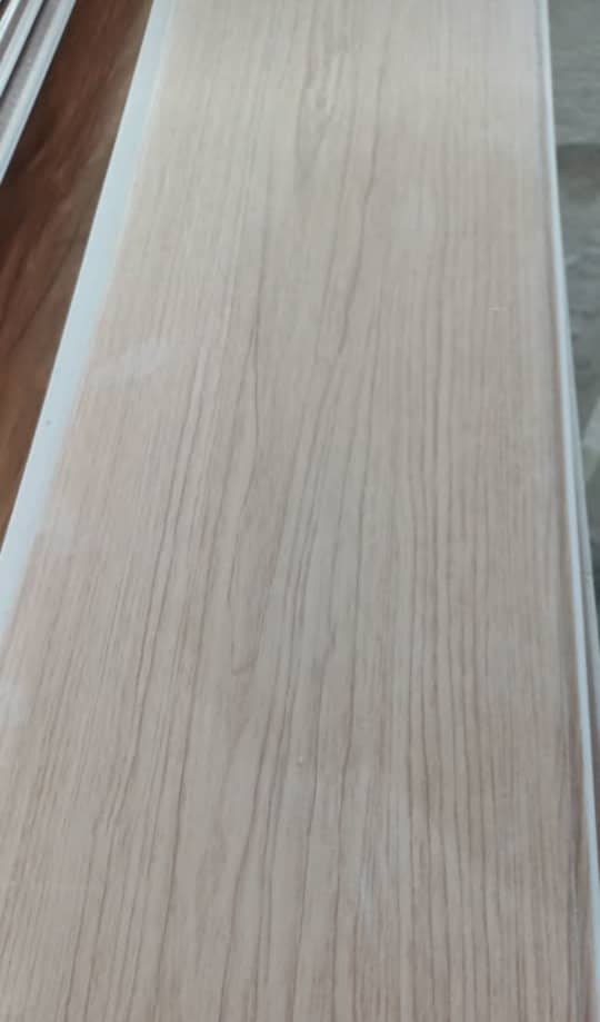 قیمت دیوارپوش پی وی سی 20 در 6 متر طرح چوب تیره روکش دار