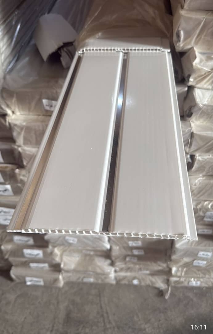 قیمت دیوارپوش پی وی سی  شیاردار نقره کوب 20 در 6 متر طرح بامبو