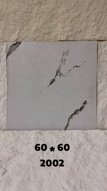 قیمت کفپوش PVC طرح سنگ 60×60 پرتردد سپاهان سقف، مقاوم، ضد آب و مناسب فضاهای پررفتوآمد با نصب آسان.